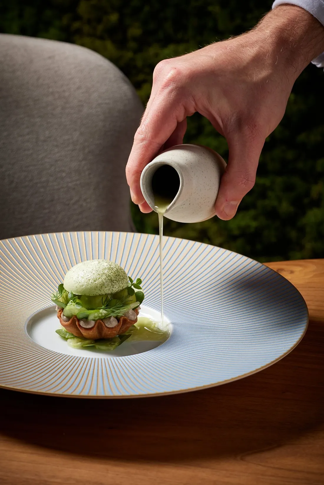 Saus wordt over het gerecht geschonken