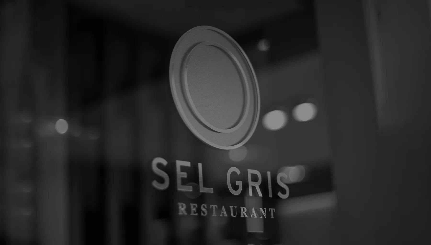 Het logo van Sel Gris aan de muur