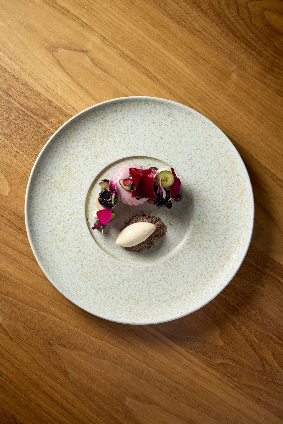 Dessert met rode vruchten en ijs